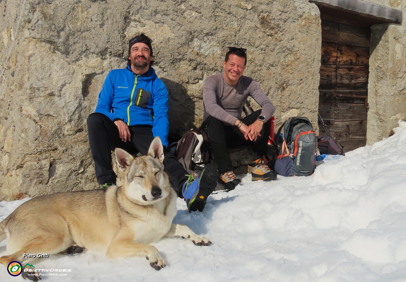 42 Ci facciamo un bel pranzetto al sacco seduti comodi.JPG